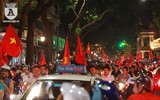[ẢNH] Đường phố Hà Nội đỏ rực sau chiến thắng của Olympic Việt Nam tại ASIAD 2018